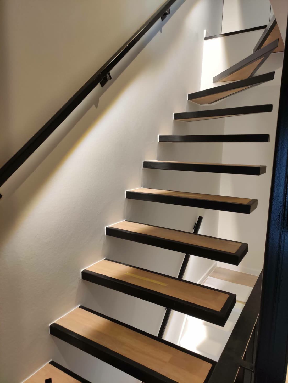 Zwevende eiken trap met stalen structuur — VDC Construct