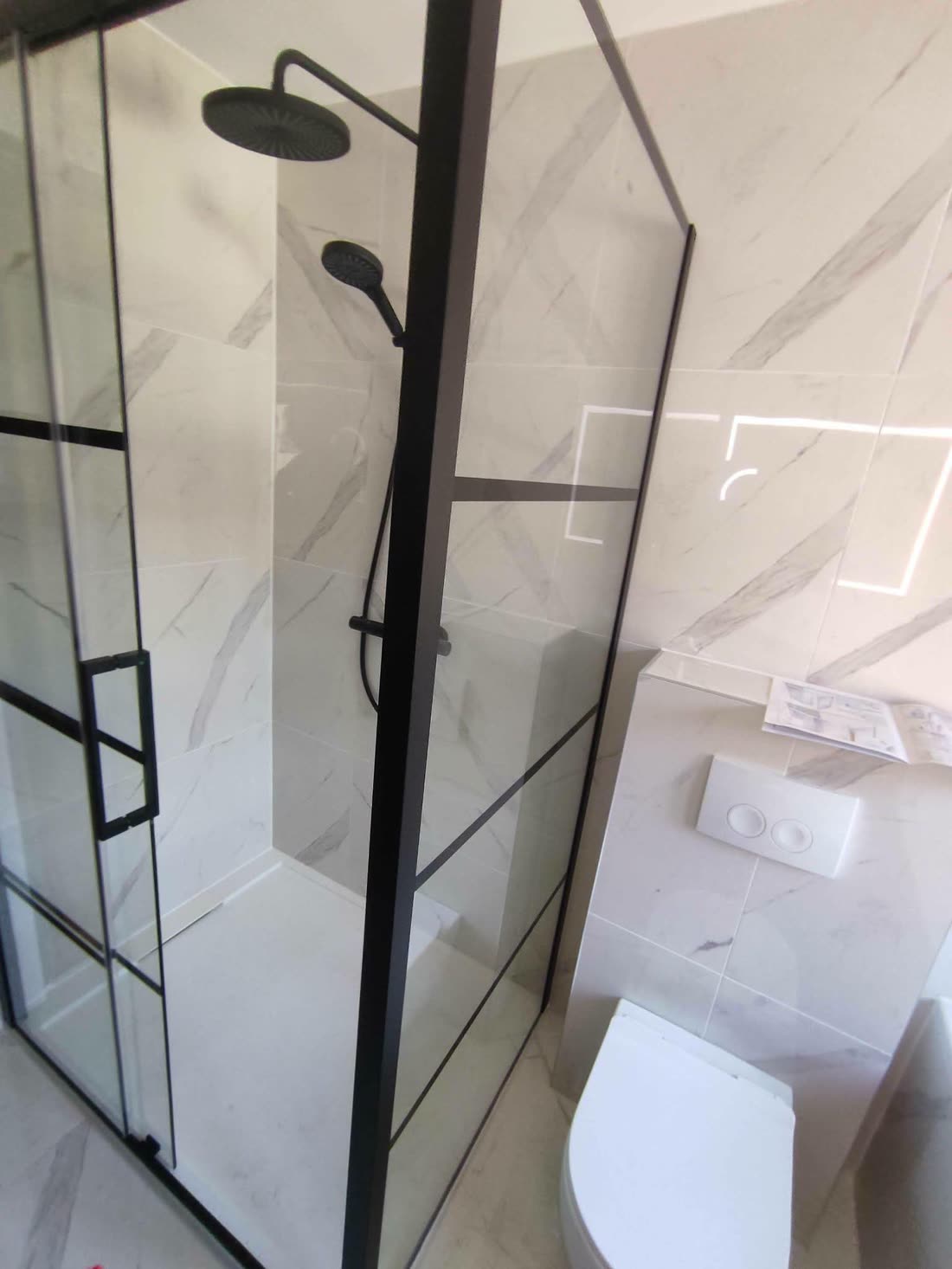 Inloopdouche met zwart kader — badkamerrenovatie VDC Construct