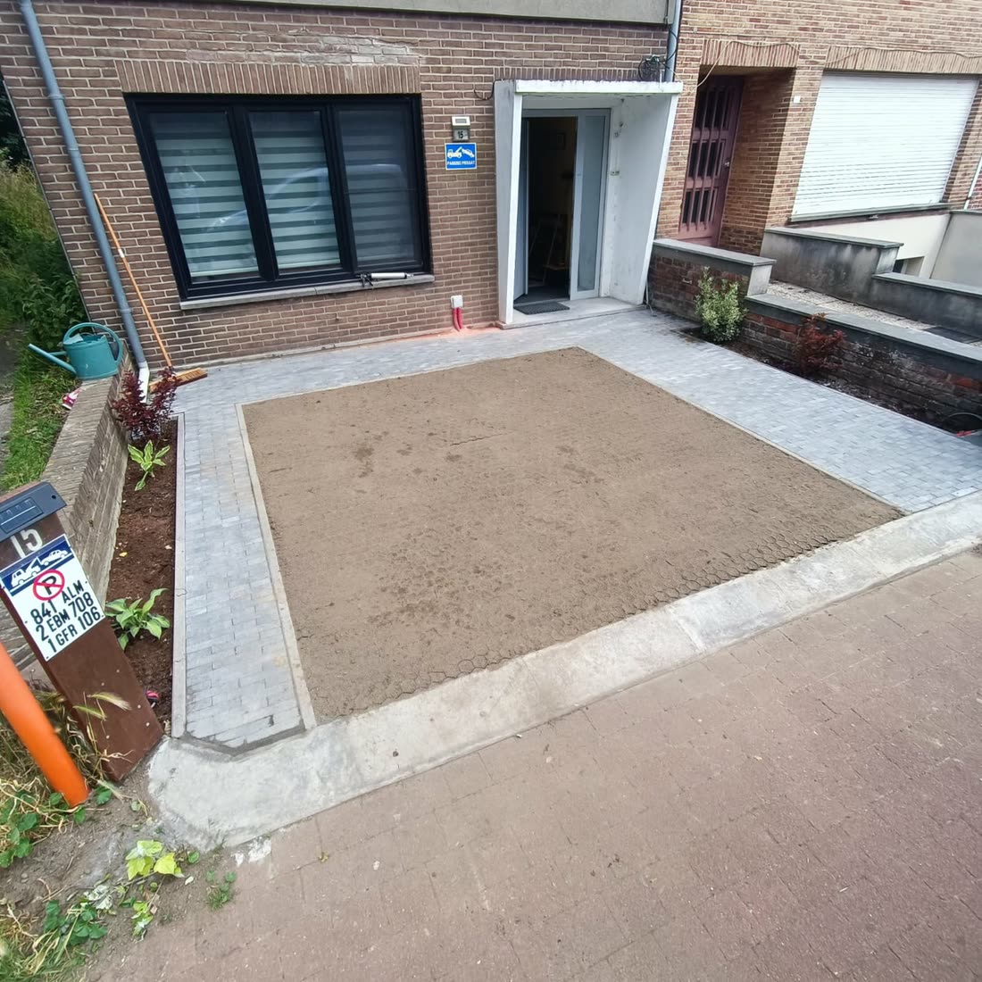 Aanleg nieuwe oprit met klinkers en gerenoveerde gevel — VDC Construct, West-Vlaanderen